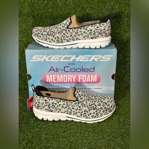 SKECHERS GOGA MAT GO WALKING, CLASSIC SLIP ON, SIZE 9.5 WOMENS WIDE, WHITE/ GREY